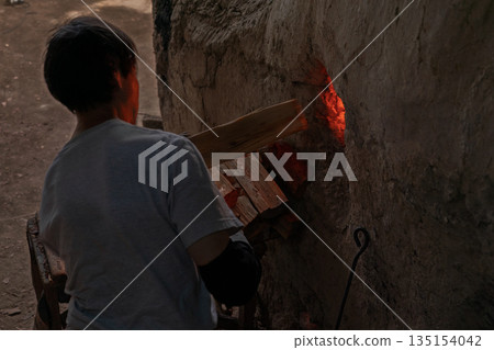 Photographing the only remaining climbing kiln in Shigaraki, a pottery town in Koka City, Shiga Prefecture Photographing the only remaining climbing kiln in Shigaraki, a pottery town in Koka City, Shiga Prefecture 135154042