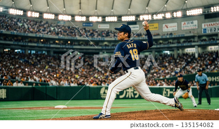 職業棒球投手投出的強勁球震動了穹頂 135154082