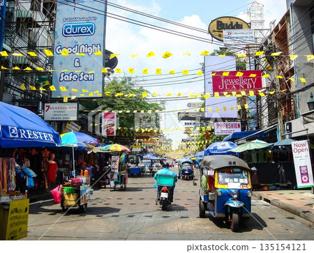 Everyday scenes in Bangkok, Thailand Everyday scenes in Bangkok, Thailand 135154121