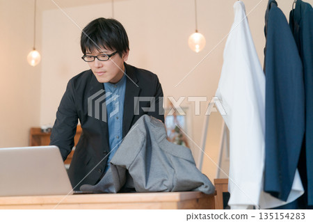 服裝業的男性 服裝業的男性 135154283