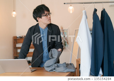 服裝業的男性 服裝業的男性 135154284