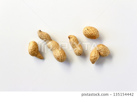 從正上方俯視，可以看到白色背景上的形狀奇特的花生。 135154442