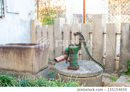 老式水井，配有手動水泵 135154650