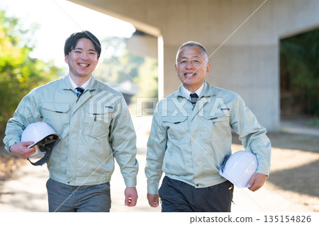 步行老兵和年輕工程師 步行老兵和年輕工程師 135154826