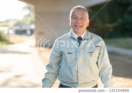 微笑著的資深員工 135154899
