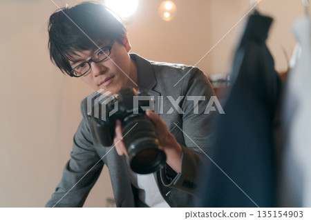 在時尚產業工作的攝影師 在時尚產業工作的攝影師 135154903