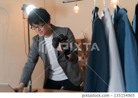 在時尚產業工作的攝影師 135154905