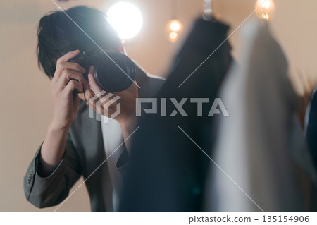 在時尚產業工作的攝影師 在時尚產業工作的攝影師 135154906