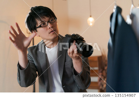 在時尚產業工作的攝影師 在時尚產業工作的攝影師 135154907