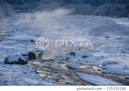 [Winter] River mist rising from the Matsukawa River [Hakuba Village, Kitaazumi District] 135155180