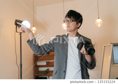 一個人用單鏡頭反光相機拍攝 135155224