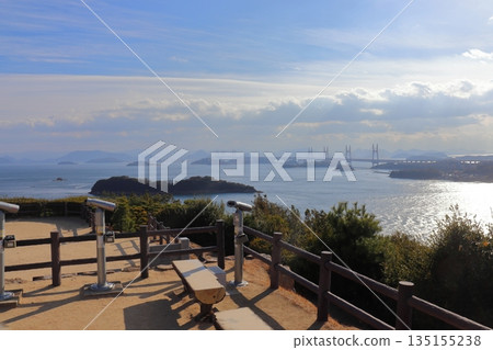 從鷲羽山(第二觀景台)的觀景台上可以看到瀨戶大橋和志和列島。 從鷲羽山(第二觀景台)的觀景台上可以看到瀨戶大橋和志和列島。 135155238