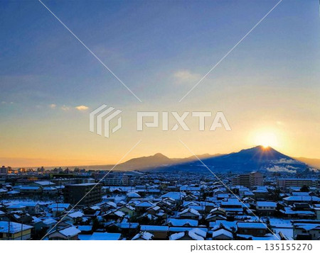 沐浴在夕陽下的山 沐浴在夕陽下的山 135155270