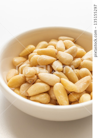 松子白色背景 135155297
