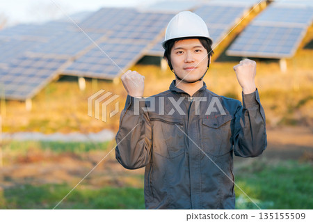 站在太陽能電池板前的工人 135155509