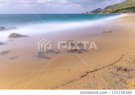 Nagata Beach, a sea turtle spawning spot Inakahama Island, where the gods reside Yakushima (winter) Nagata Beach, a sea turtle spawning spot Inakahama Island, where the gods reside Yakushima (winter) 135156166