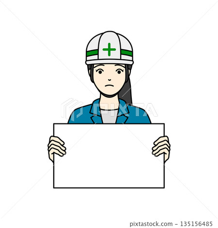 一名戴著頭盔、手持面板、臉上帶著困惑表情的女子 一名戴著頭盔、手持面板、臉上帶著困惑表情的女子 135156485