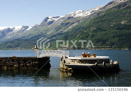 遊客們正在享受羅斯圖斯村莊寧靜的自然風光。 135156596