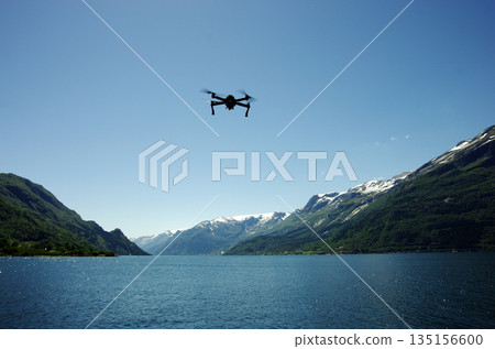 一架無人機飛往哈當厄爾峽灣。 135156600