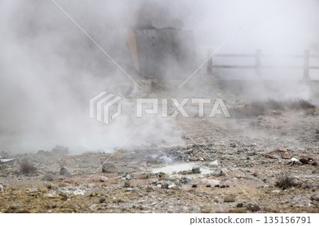 雲仙地獄谷瀰漫著硫磺的氣味,清七地獄的景色也令人嘆為觀止。 雲仙地獄谷瀰漫著硫磺的氣味,清七地獄的景色也令人嘆為觀止。 135156791