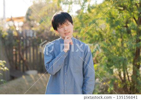 花園裡，一個神情憂慮的男人 135156841