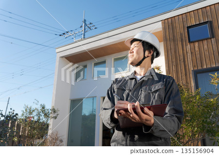 現場監督與圖紙 現場監督與圖紙 135156904