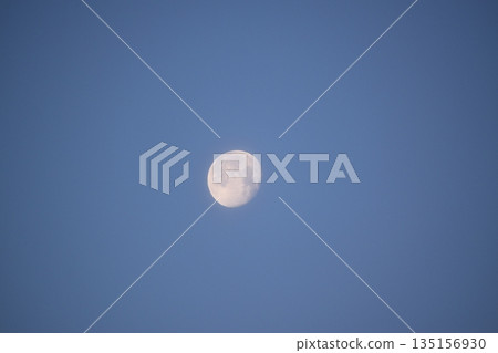 月亮漂浮在藍天 135156930