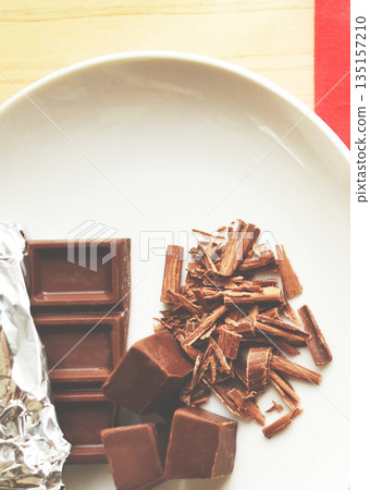 Cubed chocolate and chopped chocolate: The healthy benefits of cocoa polyphenols Cubed chocolate and chopped chocolate: The healthy benefits of cocoa polyphenols 135157210