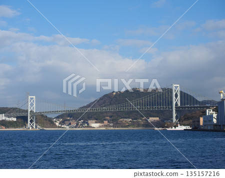 橫跨關門海峽的關門大橋 135157216