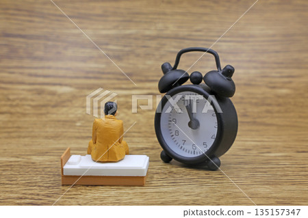 一張因睡過頭而感到沮喪的人的照片 135157347