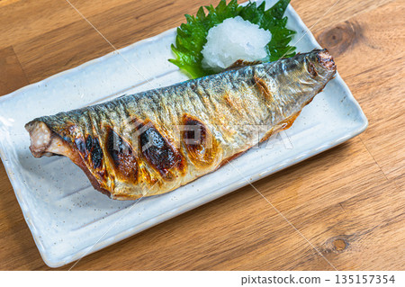 烤鹹鯖魚佐磨碎的白蘿蔔 135157354