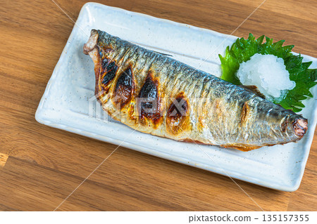 烤鹹鯖魚佐磨碎的白蘿蔔 135157355