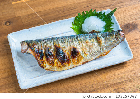 烤鹹鯖魚佐磨碎的白蘿蔔 烤鹹鯖魚佐磨碎的白蘿蔔 135157368