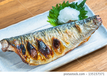 烤鹹鯖魚佐磨碎的白蘿蔔 烤鹹鯖魚佐磨碎的白蘿蔔 135157371