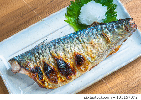 烤鹹鯖魚佐磨碎的白蘿蔔 烤鹹鯖魚佐磨碎的白蘿蔔 135157372