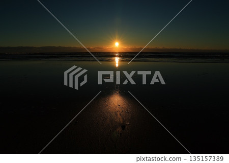 美麗的海灘日出 135157389