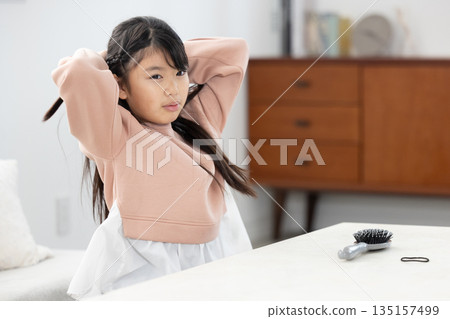 小學生在客廳紮頭髮 135157499