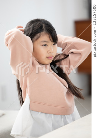 小學生在客廳紮頭髮 135157500