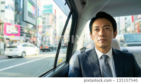 一名四十多歲的日本男子搭乘計程車穿越城市 135157540