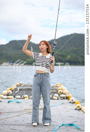 一位女士展示她釣到的魚。 （照片由沖繩海濱度假村雅提供） 135157554