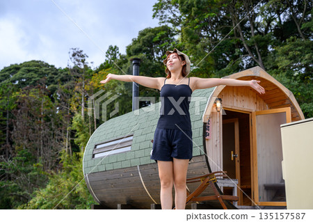 一位女士在桶形桑拿房內深呼吸。 (圖片由沖繩海濱度假村雅提供) 一位女士在桶形桑拿房內深呼吸。 (圖片由沖繩海濱度假村雅提供) 135157587