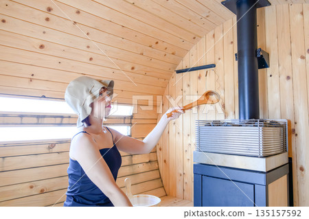 一位女士在桑拿房裡做愛（照片由沖繩海濱度假村雅提供） 135157592