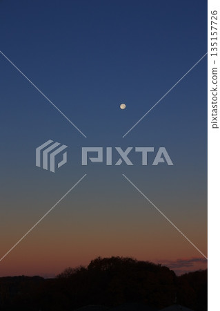 The setting sunset 135157726