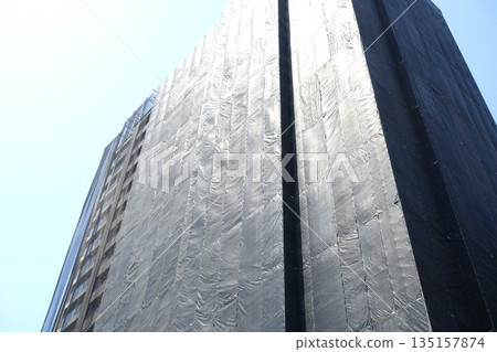 高層公寓外牆維修工程的鷹架 135157874