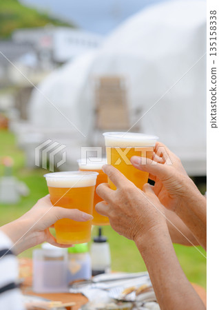 戶外啤酒碰杯 [攝影協助：沖繩海濱度假村雅] 135158338