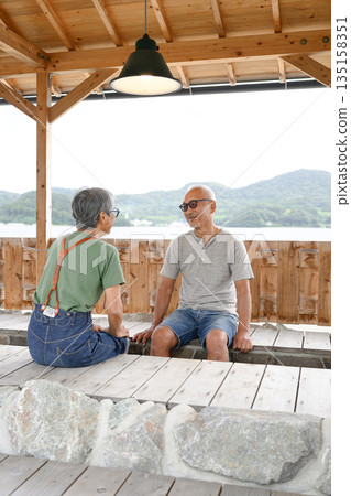 一對老年夫婦正在享受足浴。 (圖片由沖繩海濱度假村雅提供) 一對老年夫婦正在享受足浴。 (圖片由沖繩海濱度假村雅提供) 135158351