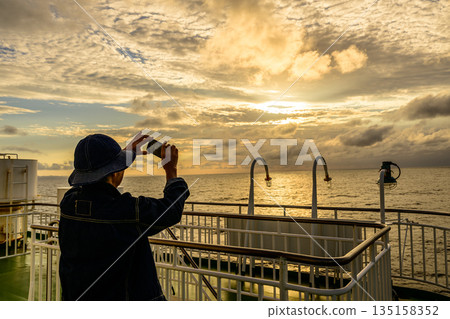 在船上拍攝日落 135158352