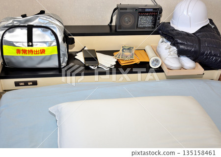 床邊備有急救包 135158461