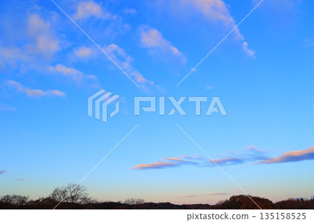 白雲在蔚藍的天空,在冬天 白雲在蔚藍的天空,在冬天 135158525