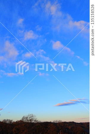 白雲在蔚藍的天空,在冬天 白雲在蔚藍的天空,在冬天 135158526